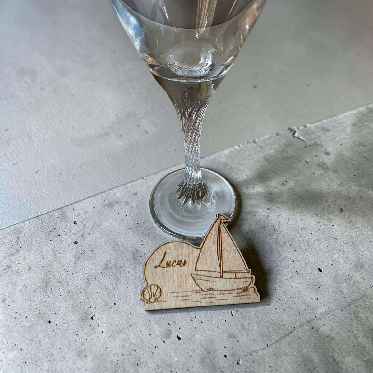 marque place bateau voilier mariage personnalise en bois décoration table mer océan