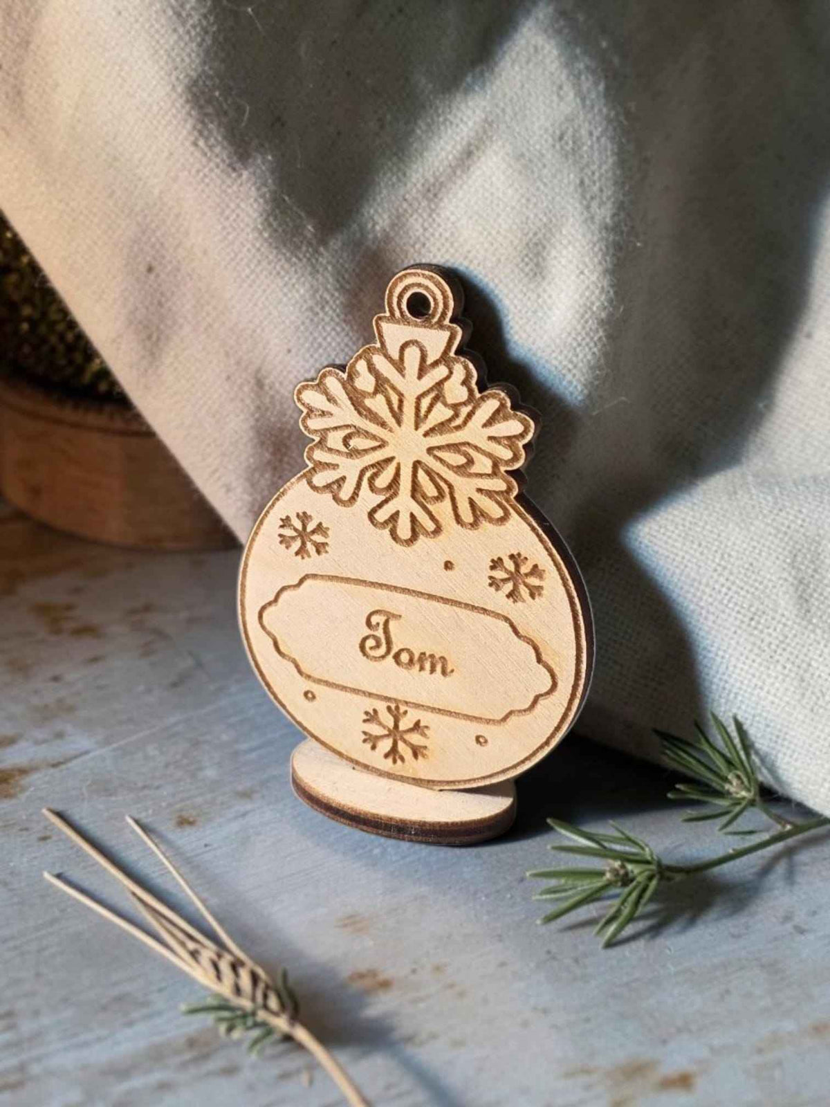marque place boule de noël personnalisé en bois