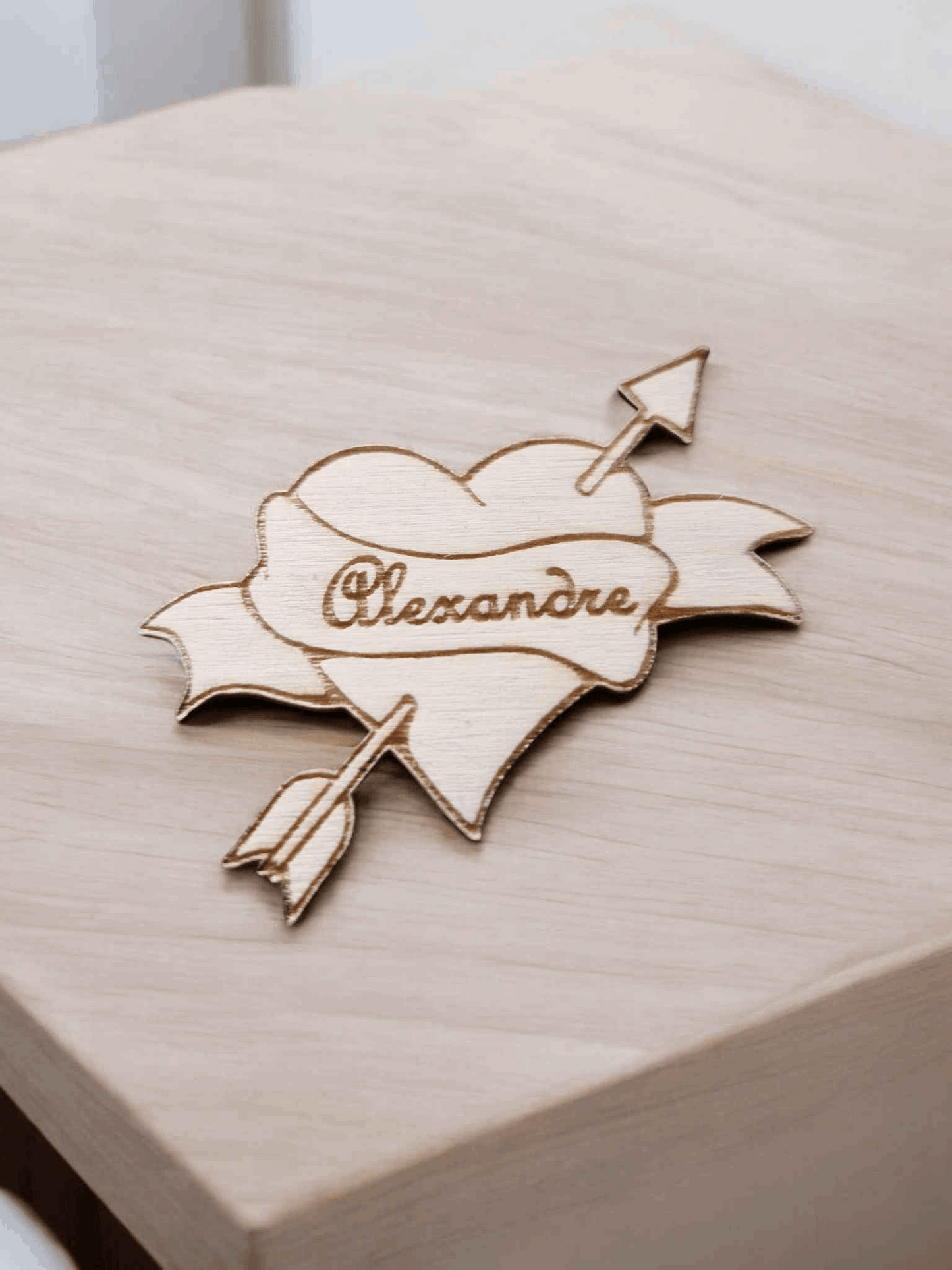 Marque-place Coeur Flèche et Fleurs - Élégance et Originalité pour vos Événements - LIJO CREA