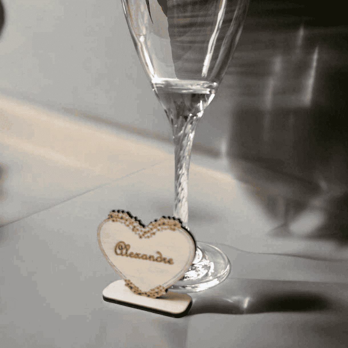 Marque-place Coeur Flèche et Fleurs - Élégance et Originalité pour vos Événements - LIJO CREA