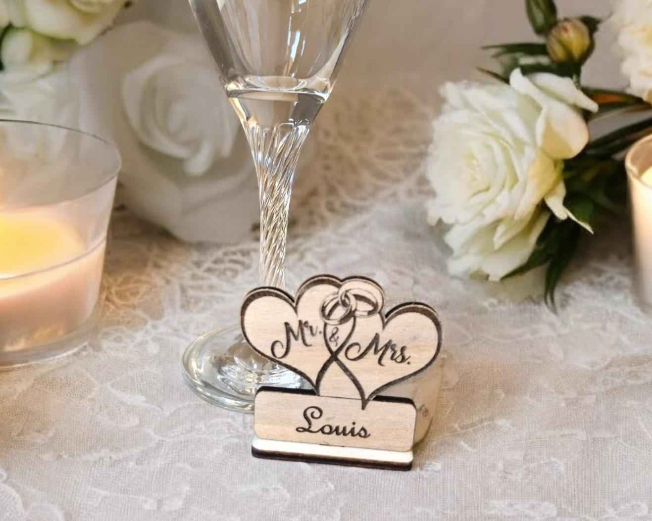 Marque-places Colombes Couple en bois personnalisables pour vos mariages - LIJO CREA