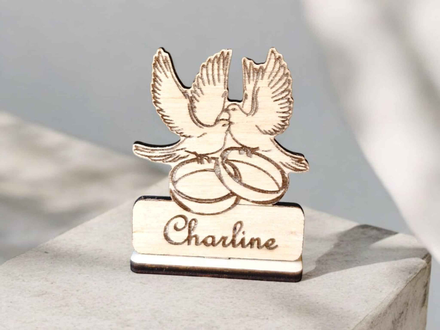 Marque-places Colombes Couple en bois personnalisables pour vos mariages - LIJO CREA