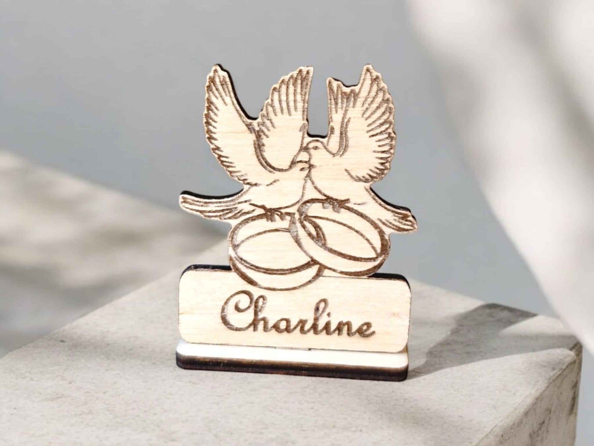Marque-places Colombes Couple en bois personnalisables pour vos mariages - LIJO CREA