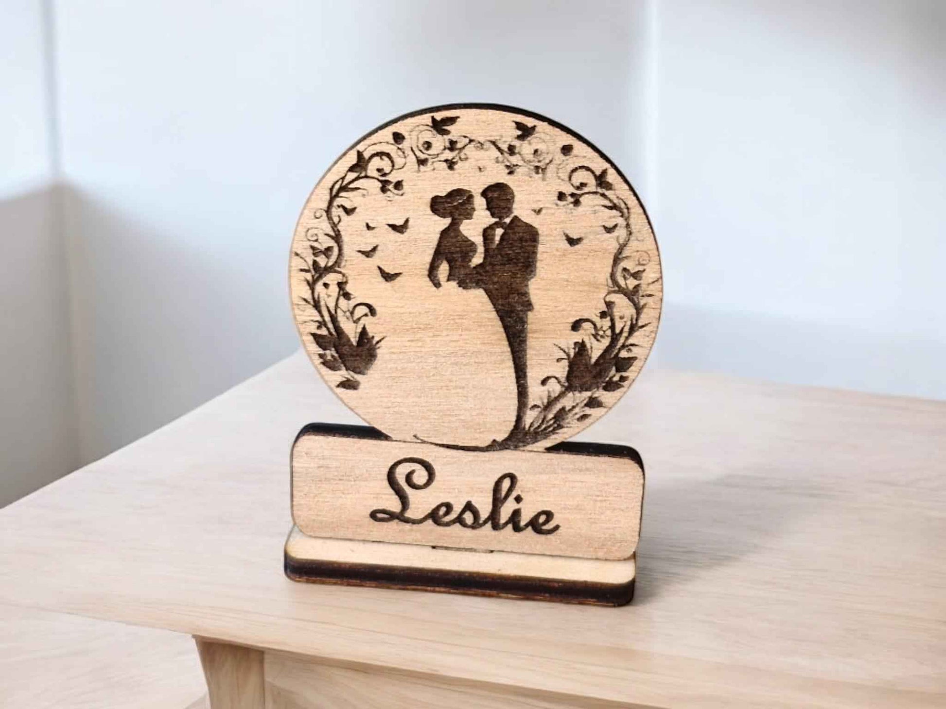 Marque-places Colombes Couple en bois personnalisables pour vos mariages - LIJO CREA