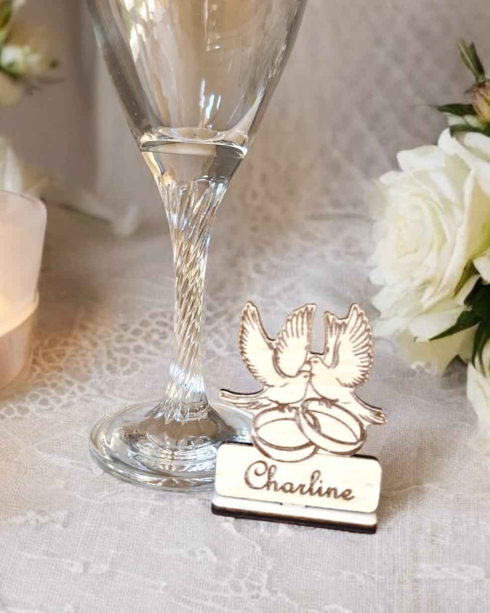 Marque-places Colombes Couple en bois personnalisables pour vos mariages - LIJO CREA
