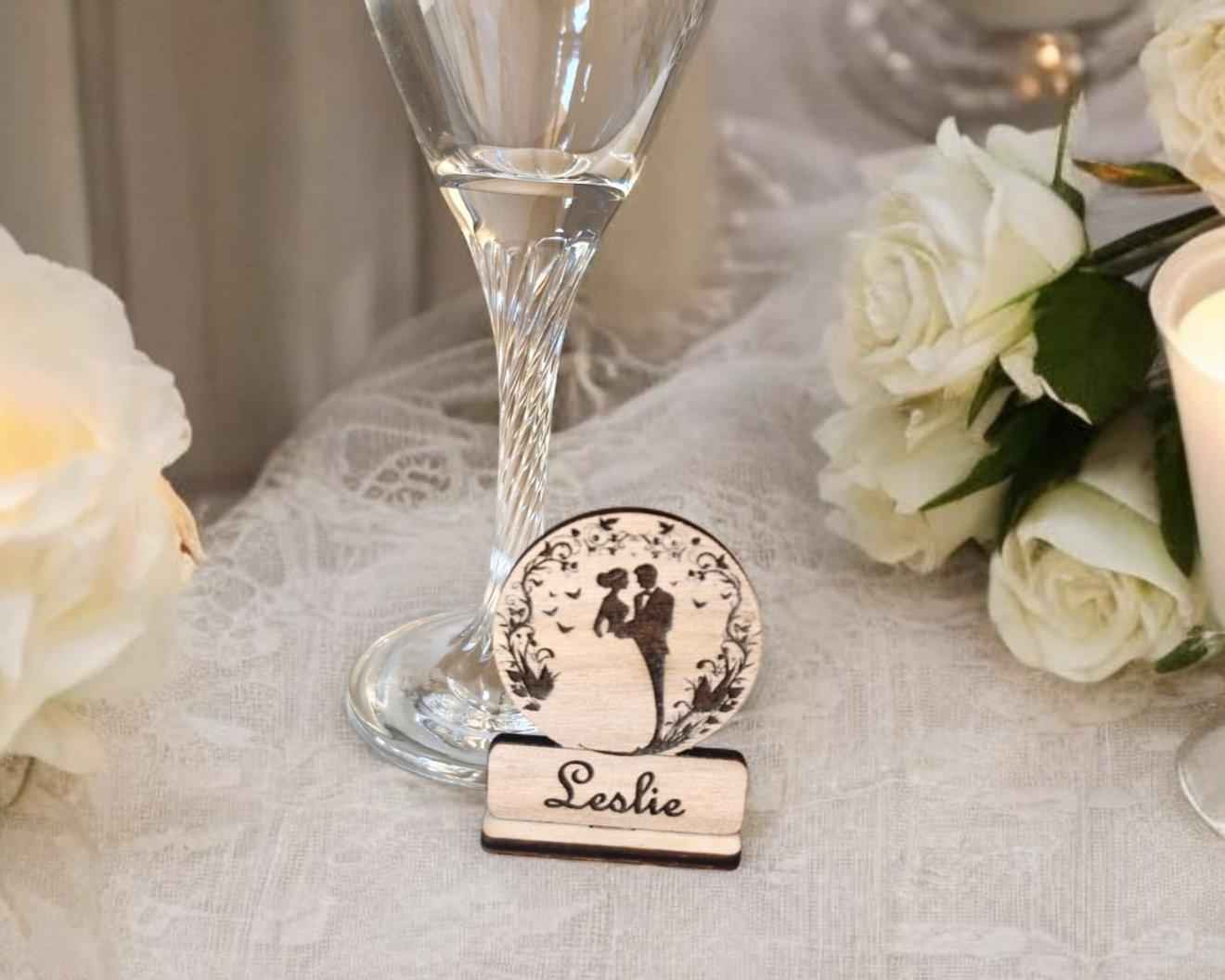 Marque-places Colombes Couple en bois personnalisables pour vos mariages - LIJO CREA