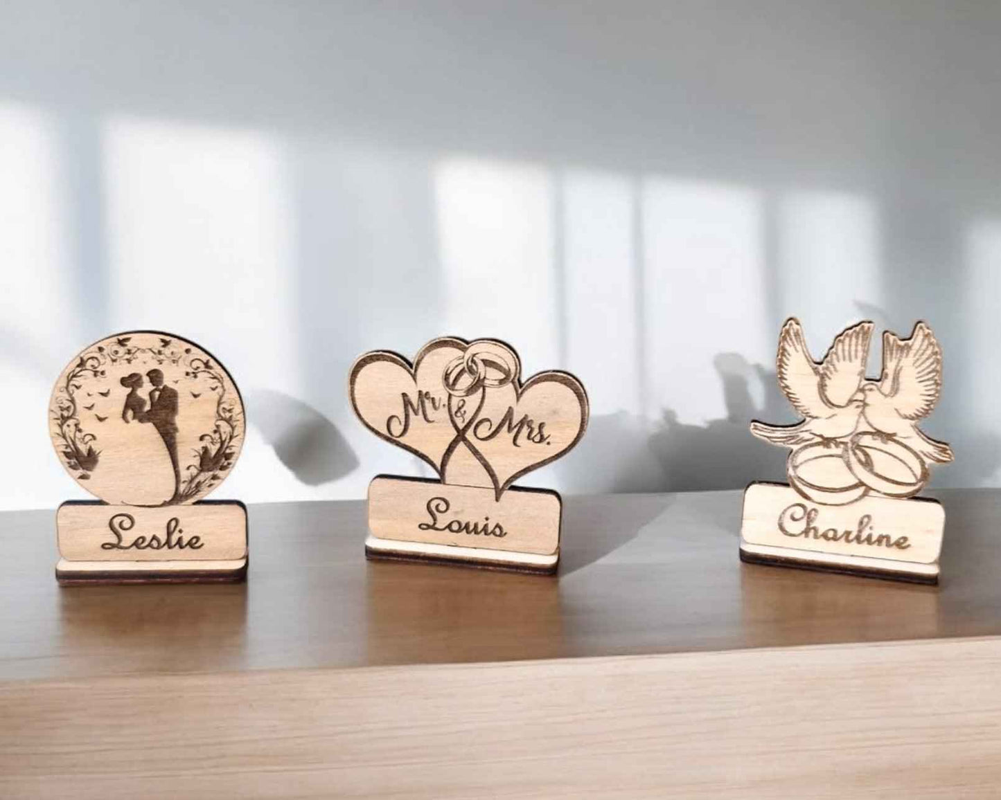 Marque-places Colombes Couple en bois personnalisables pour vos mariages - LIJO CREA