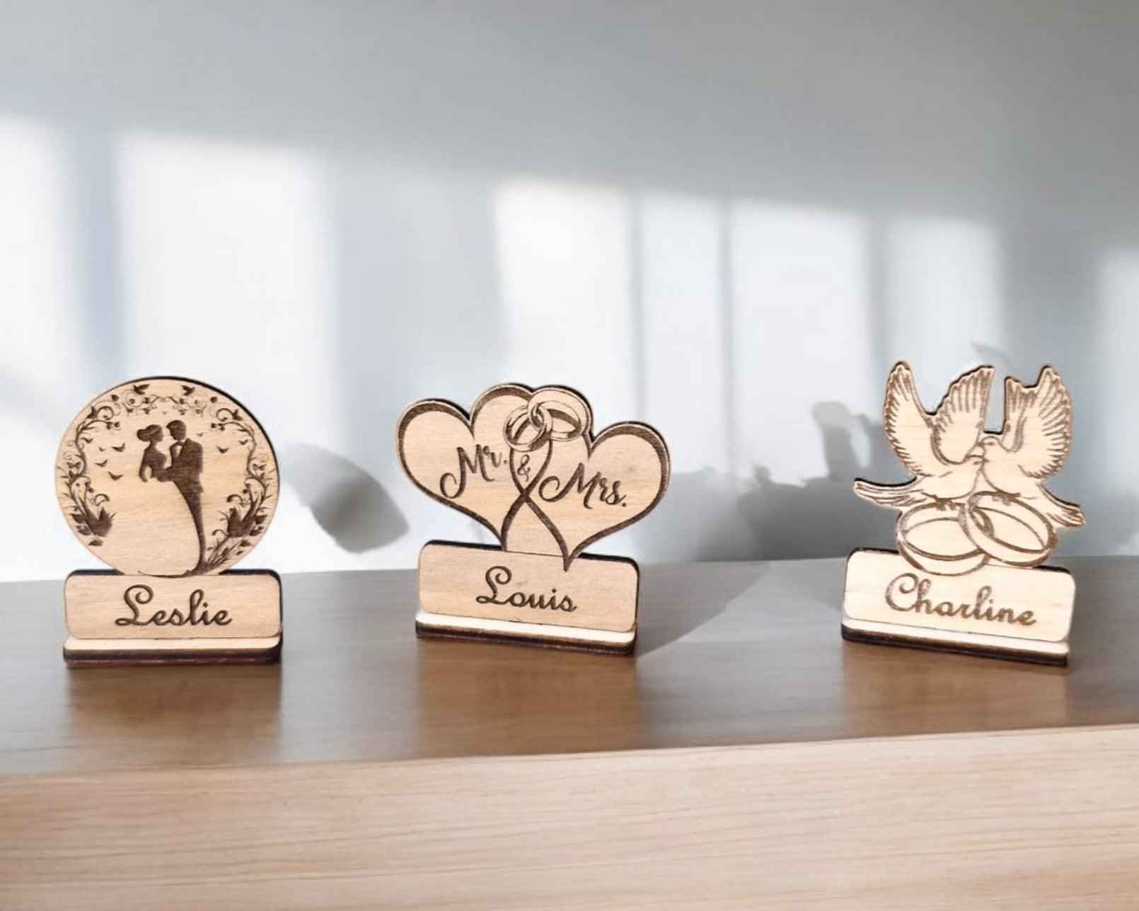 Marque-places Colombes Couple en bois personnalisables pour vos mariages - LIJO CREA