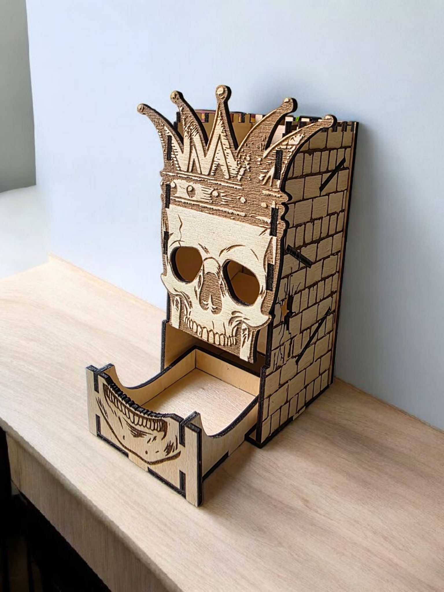 boite à des en bois tete de mort