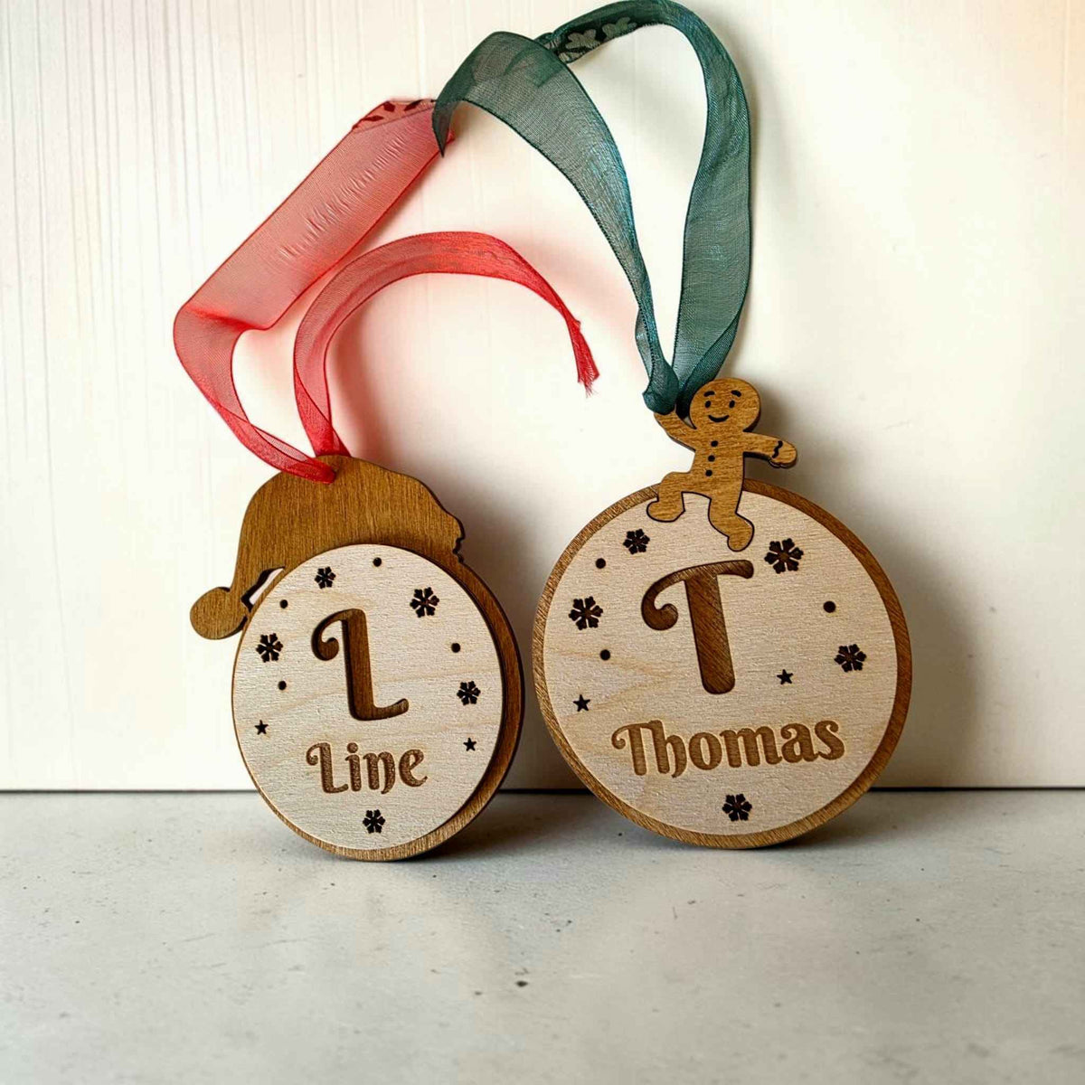 boule de noël personnalisée en bois renne bonhomme pain d'épice bonnet de noël