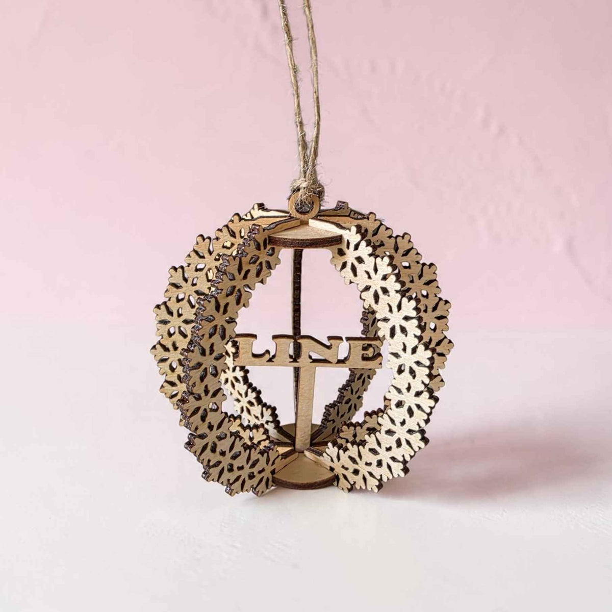 boule de noël flocon personnalisé en bois avec prénom