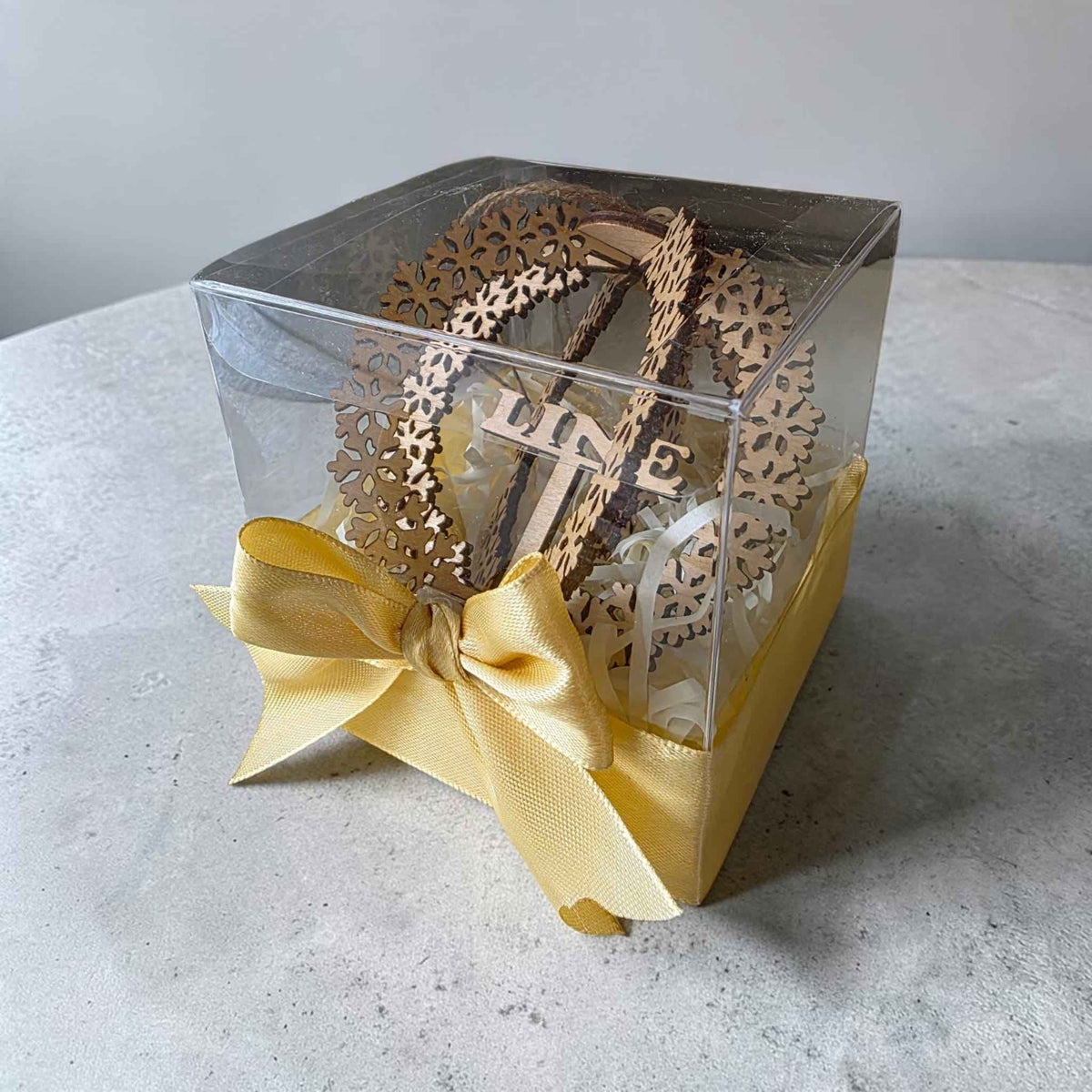 boule de noël flocon personnalisé en bois avec prénom