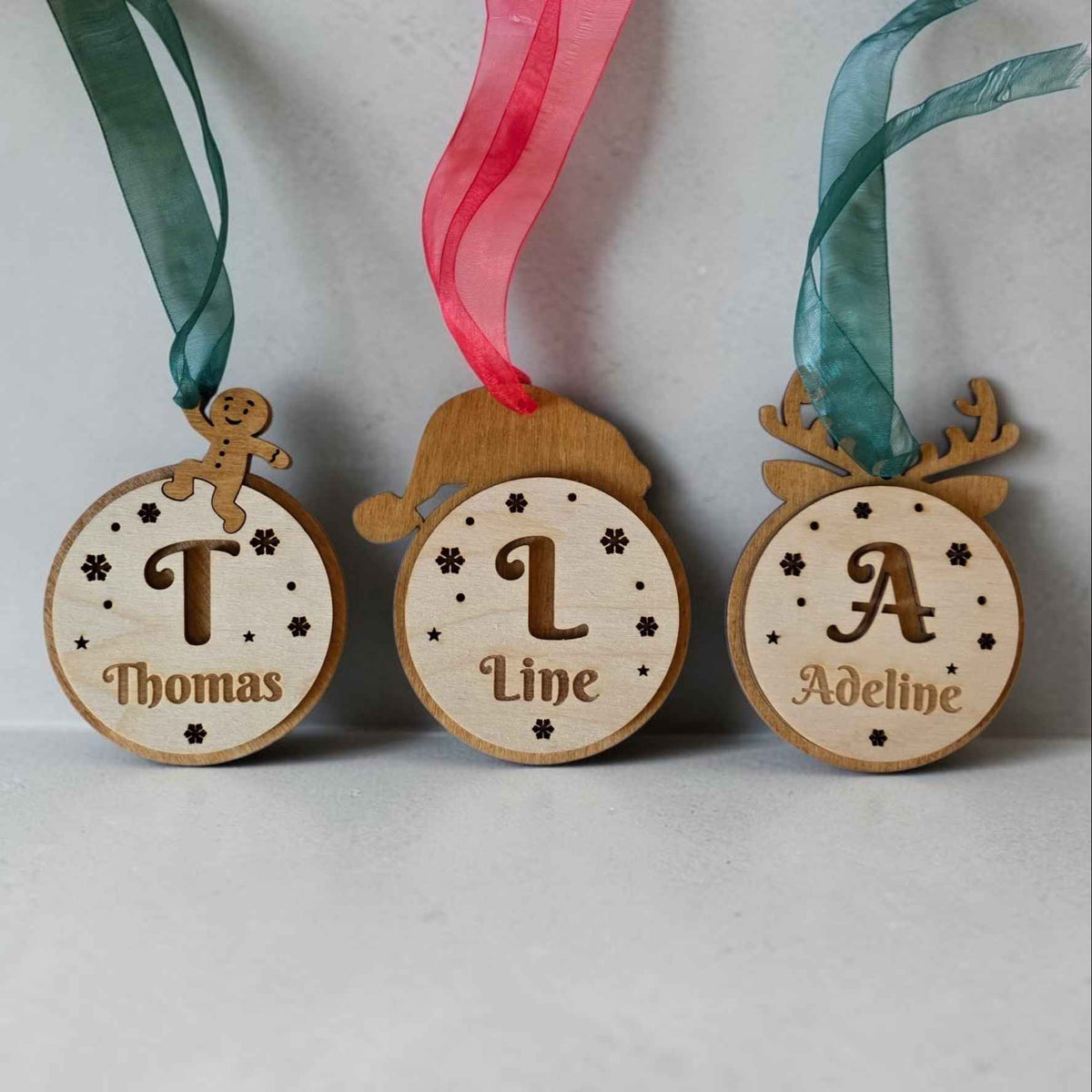 boule de noël personnalisée en bois renne bonhomme pain d'épice bonnet de noël
