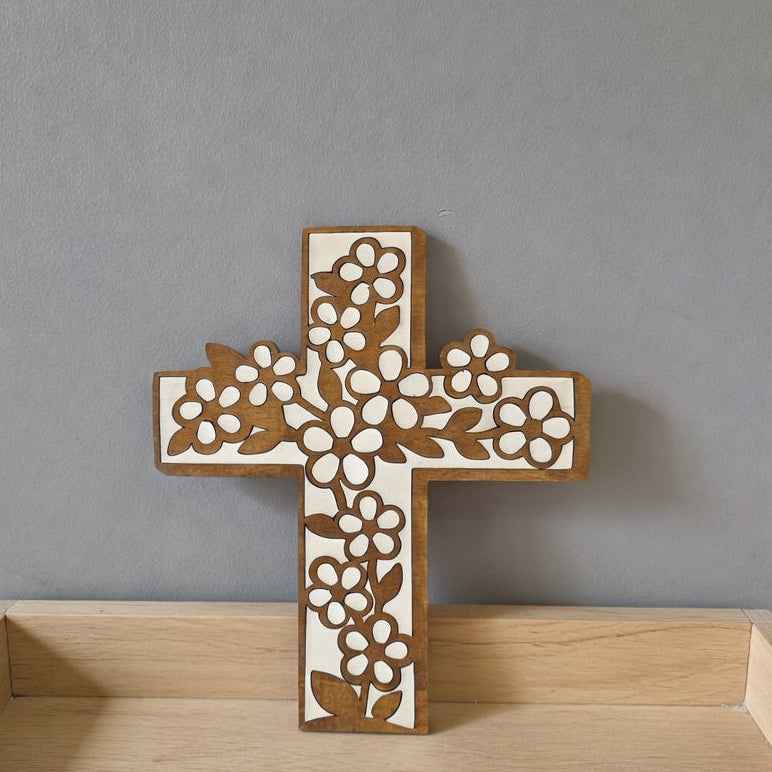 Croix religieuse fleurie