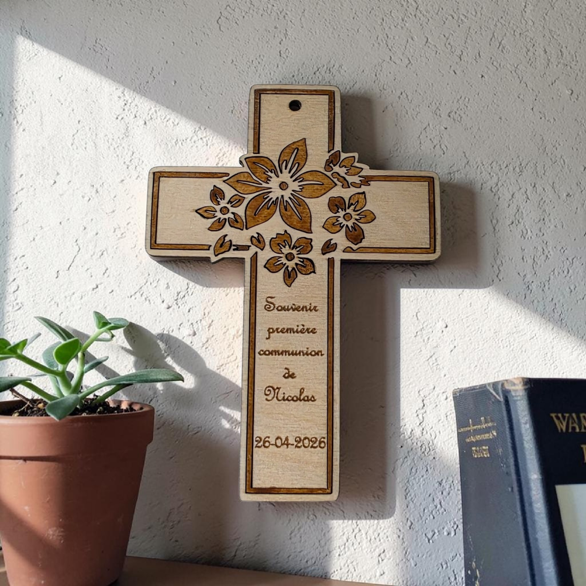 croix religieuse communion baptême personnalisée en bois souvenir cérémonie religieuse 