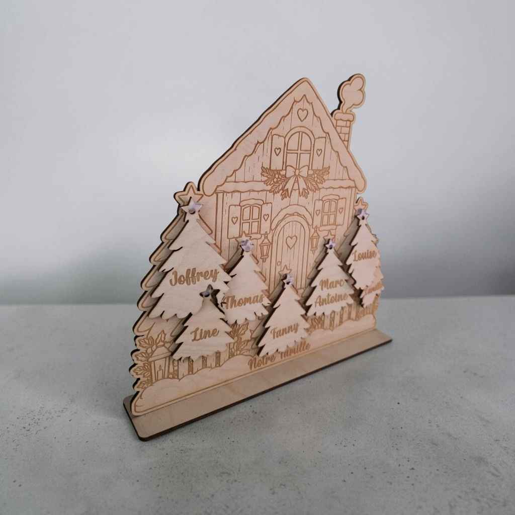 Décoration de Noël personnalisée en bois avec jusqu'à 7 prénoms. Petits sapins amovibles à accrocher dans le sapin familial. Une idée cadeau originale pour toute la famille.
