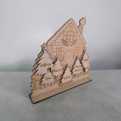 Décoration de Noël personnalisée en bois avec jusqu'à 7 prénoms. Petits sapins amovibles à accrocher dans le sapin familial. Une idée cadeau originale pour toute la famille.
