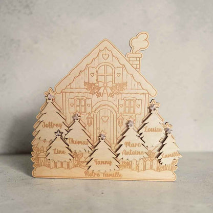 Décoration de Noël personnalisée en bois avec jusqu'à 7 prénoms. Petits sapins amovibles à accrocher dans le sapin familial. Une idée cadeau originale pour toute la famille.