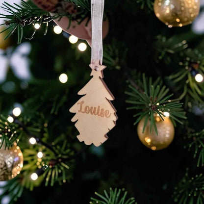 Décoration de Noël personnalisée en bois avec jusqu'à 7 prénoms. Petits sapins amovibles à accrocher dans le sapin familial. Une idée cadeau originale pour toute la famille.