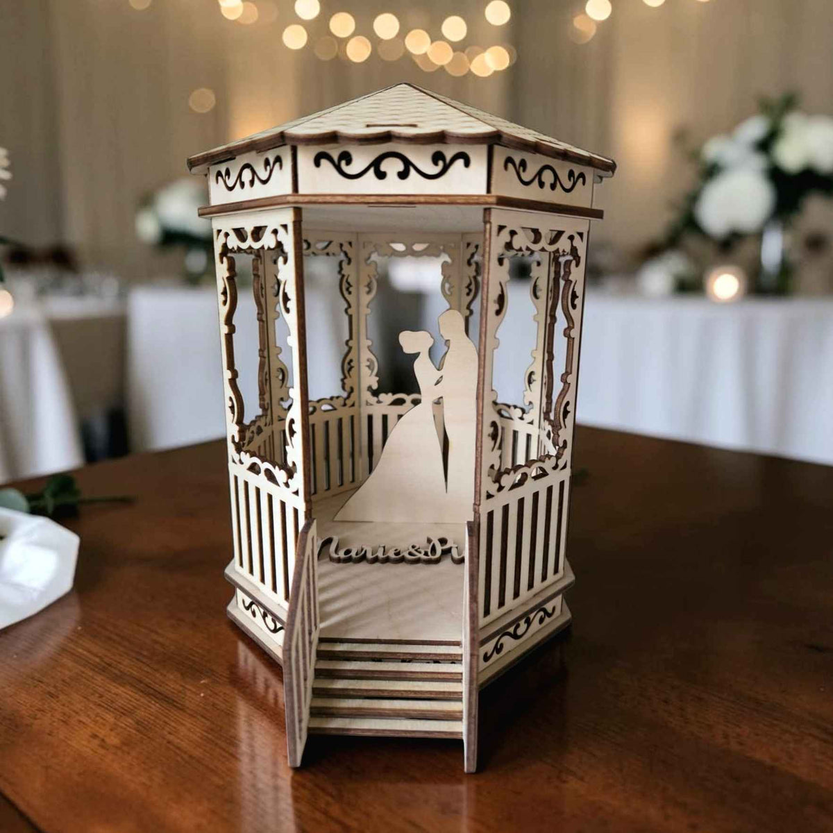 kiosque mariage avec mariés en bois décoration table mariage kiosque personnalisé
