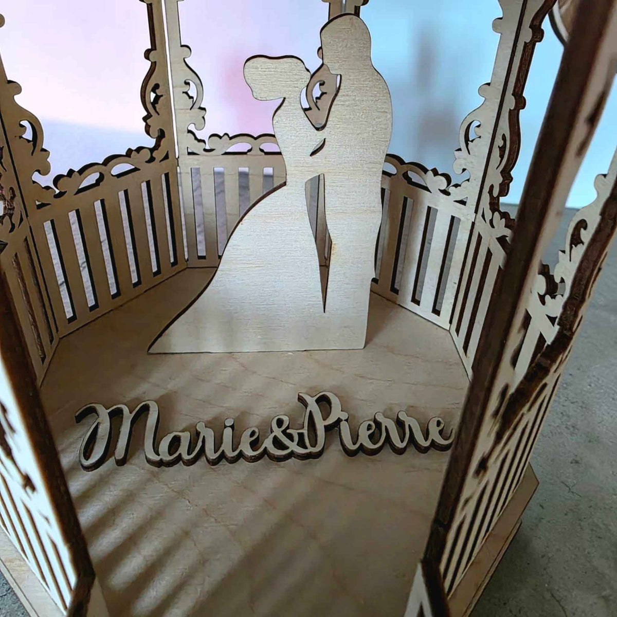 kiosque mariage avec mariés en bois décoration table mariage kiosque personnalisé