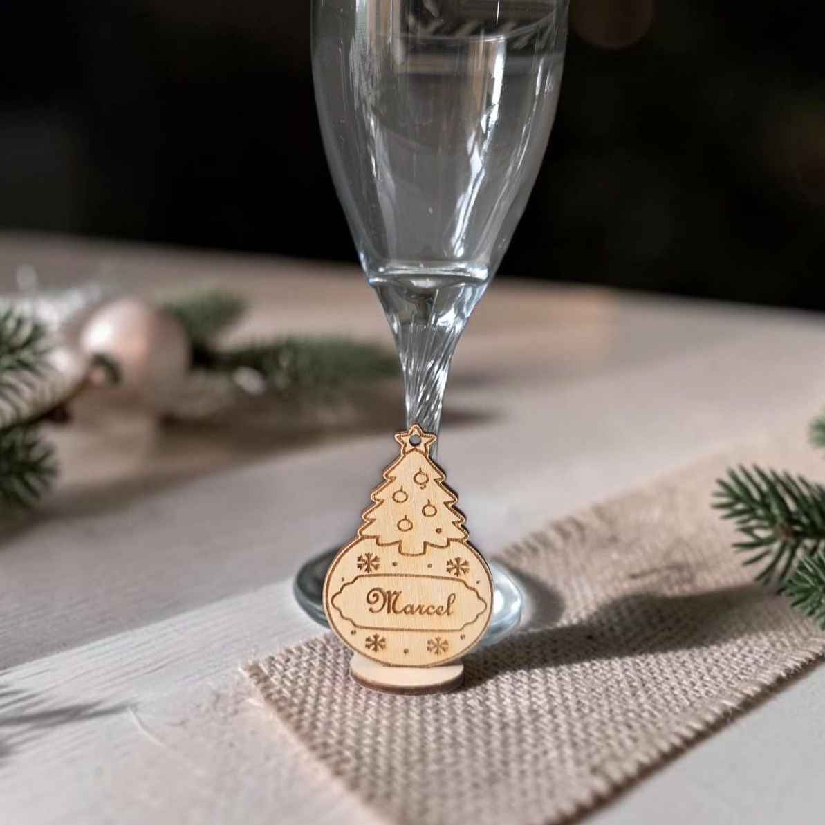 marque place boule de noël personnalisé en bois