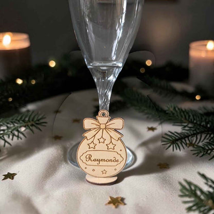 marque place boule de noël personnalisé en bois