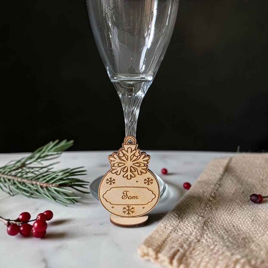 marque place boule de noël personnalisé en bois