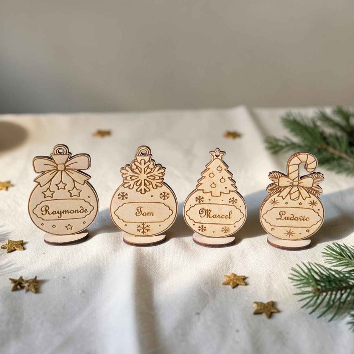 marque place boule de noël personnalisé en bois