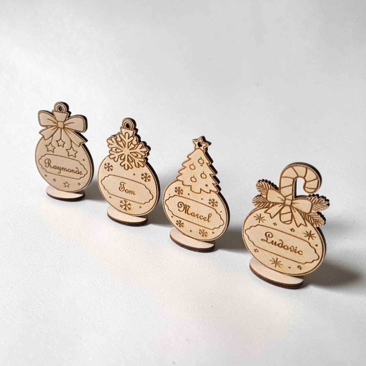 marque place boule de noël personnalisé en bois