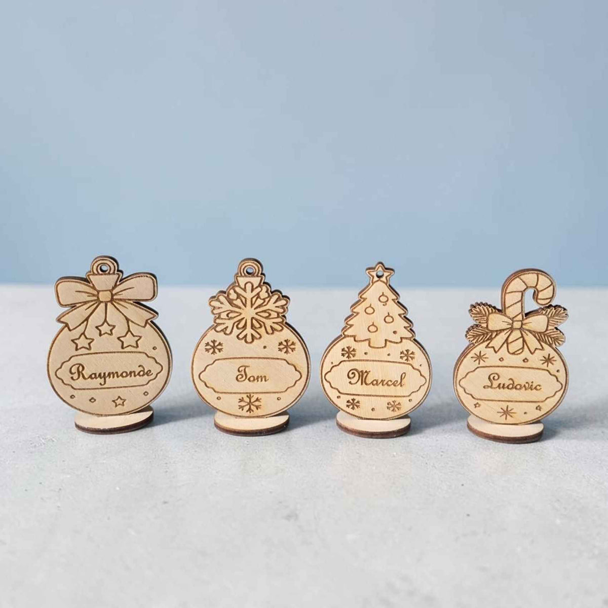 marque place boule de noël personnalisé en bois