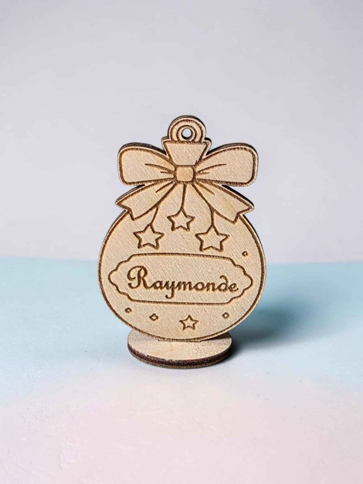 marque place boule de noël personnalisé en bois