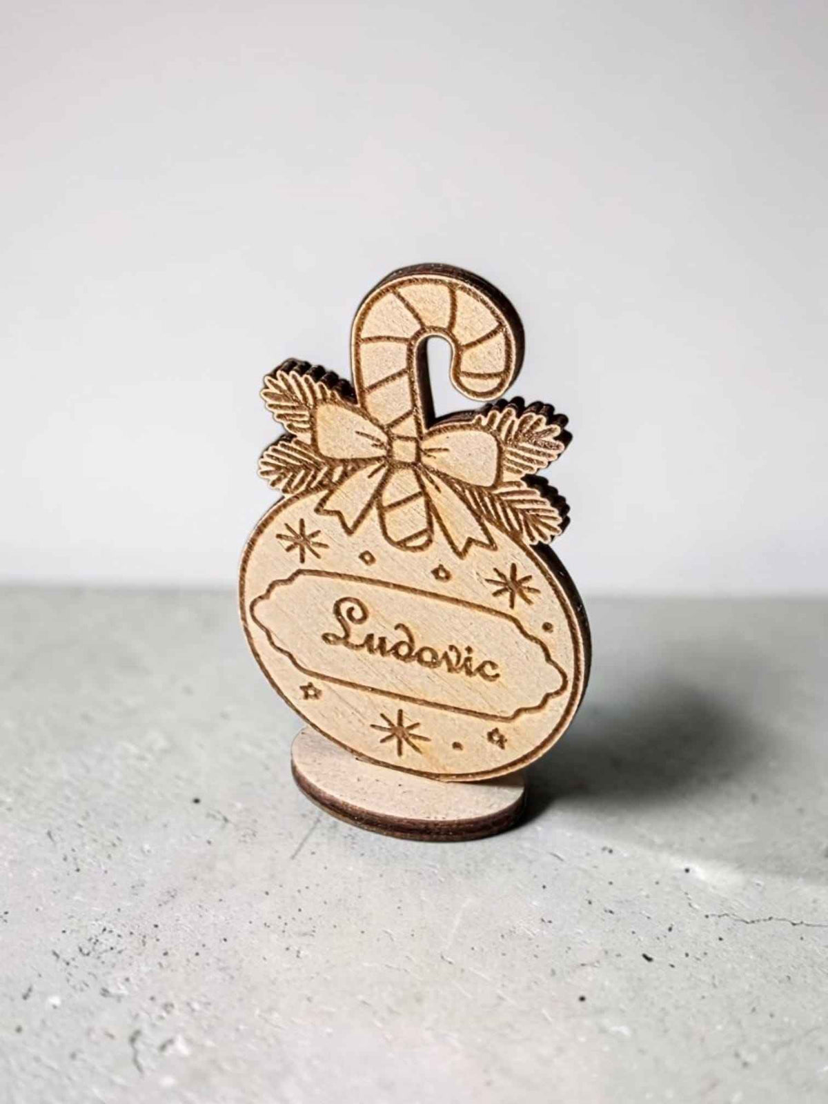 marque place boule de noël personnalisé en bois