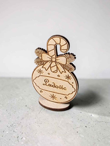 marque place boule de noël personnalisé en bois