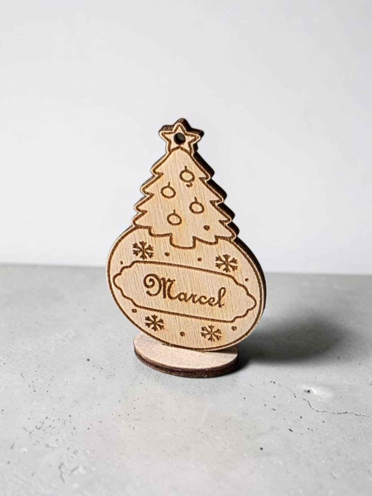 marque place boule de noël personnalisé en bois