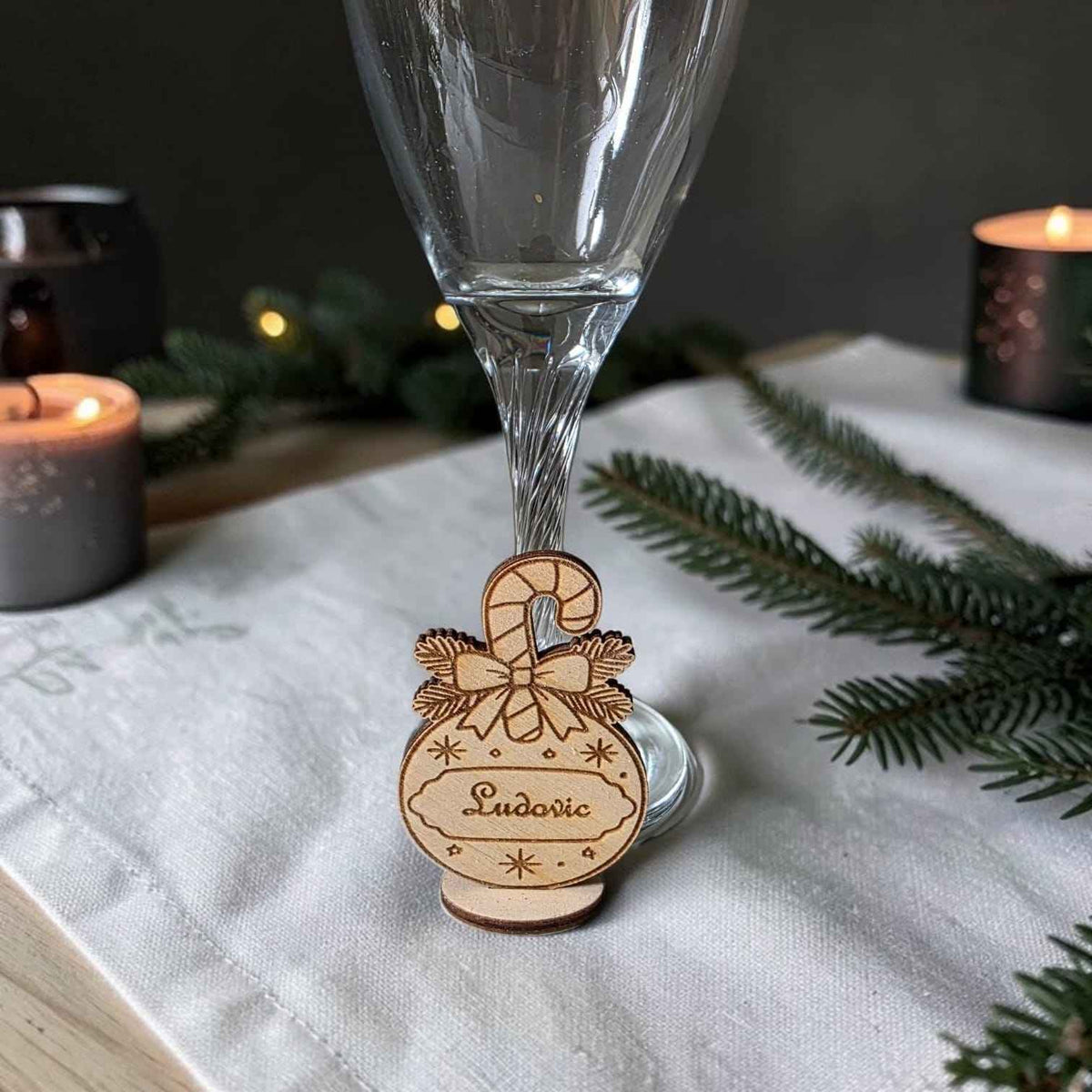 marque place boule de noël personnalisé en bois