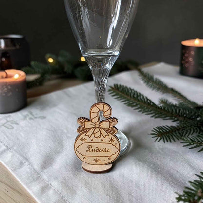 marque place boule de noël personnalisé en bois
