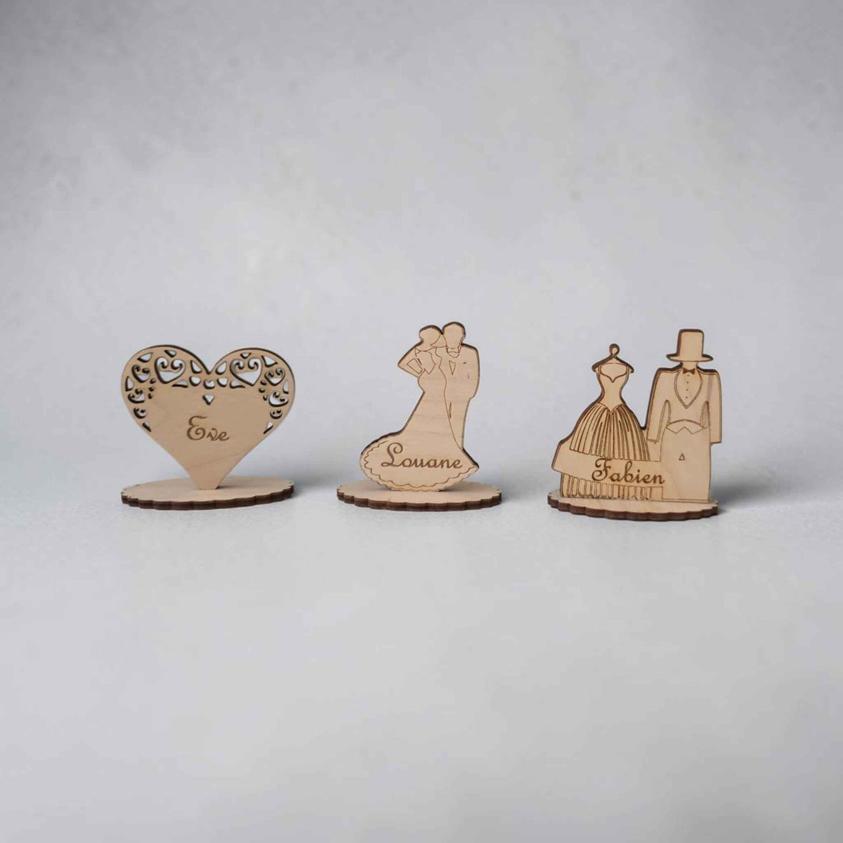 marque place mariage en bois personnalisé avec couple et coeur