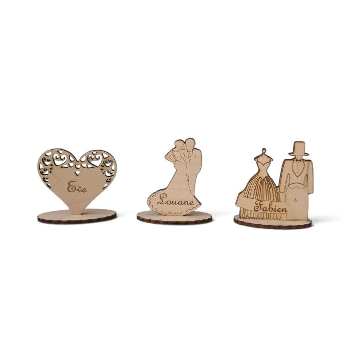marque place mariage en bois personnalisé avec couple et coeur