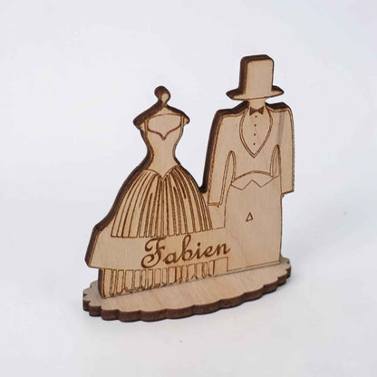 marque place mariage en bois personnalisé avec couple et coeur