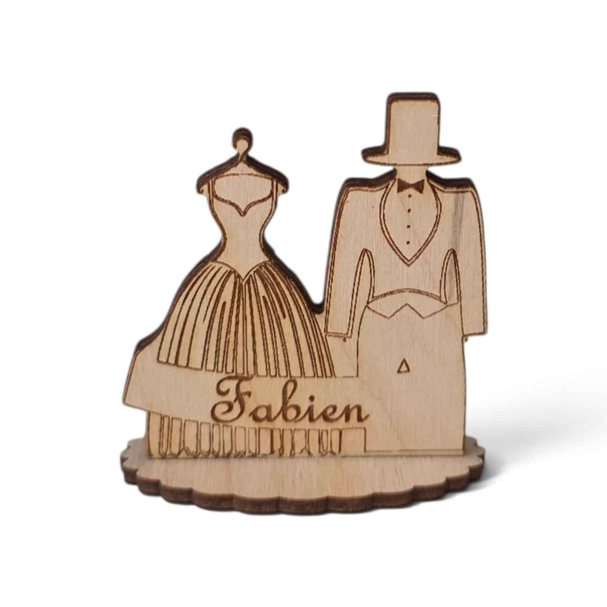 marque place mariage en bois personnalisé avec couple et coeur