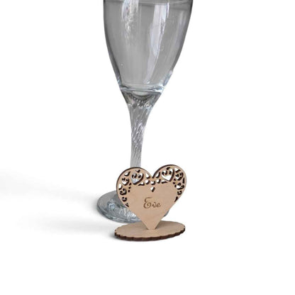 marque place mariage en bois personnalisé avec couple et coeur