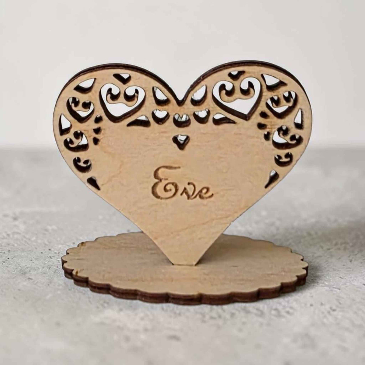 marque place mariage en bois personnalisé avec couple et coeur