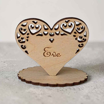 marque place mariage en bois personnalisé avec couple et coeur
