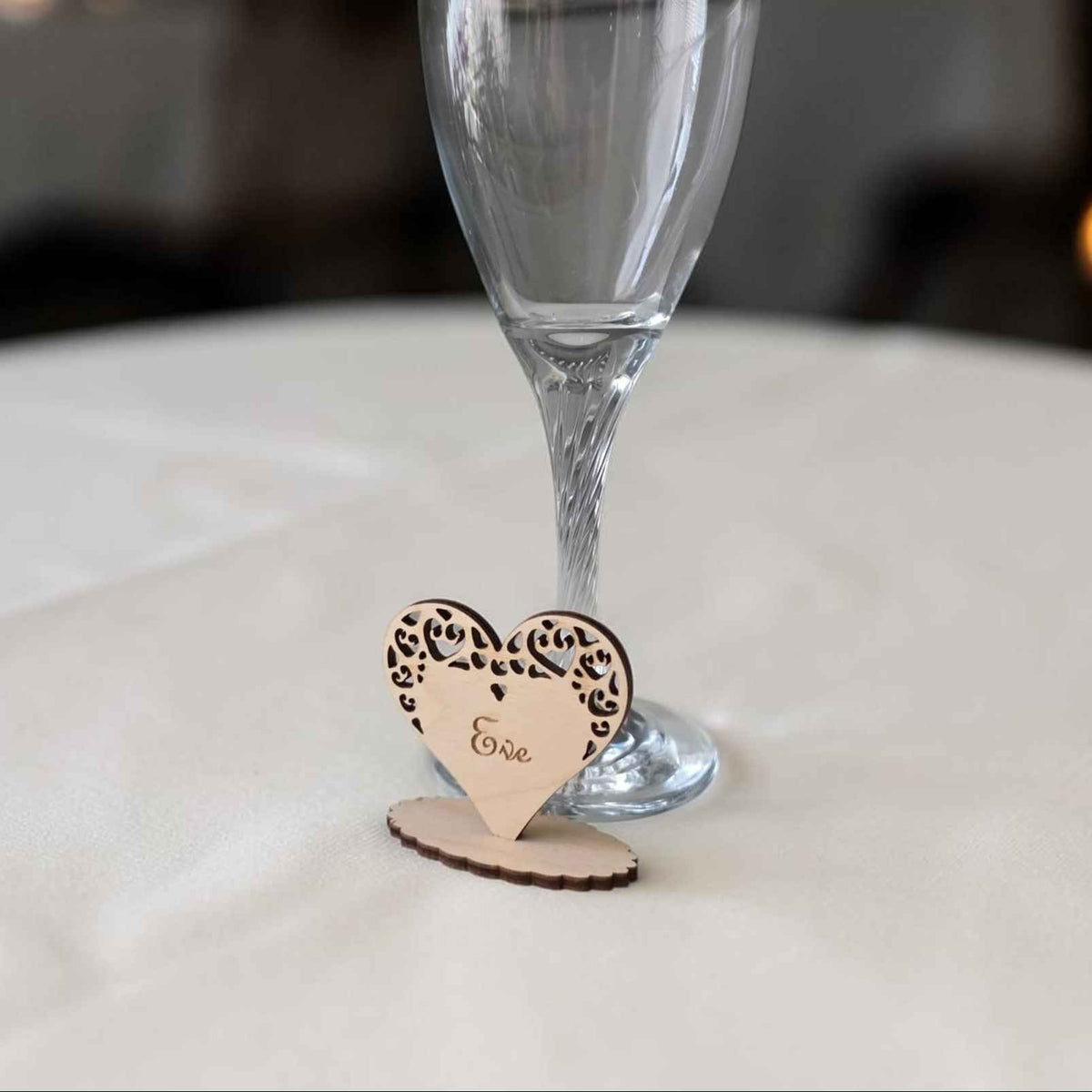 marque place mariage en bois personnalisé avec couple et coeur