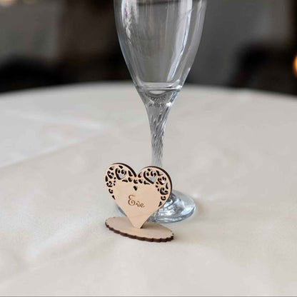 marque place mariage en bois personnalisé avec couple et coeur