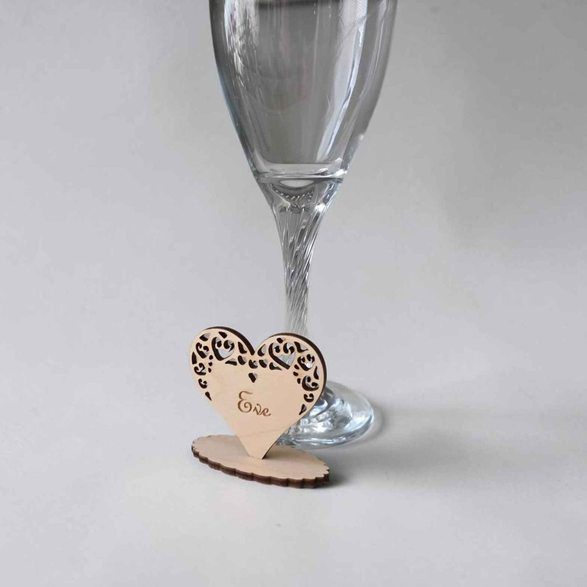marque place mariage en bois personnalisé avec couple et coeur
