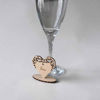marque place mariage en bois personnalisé avec couple et coeur