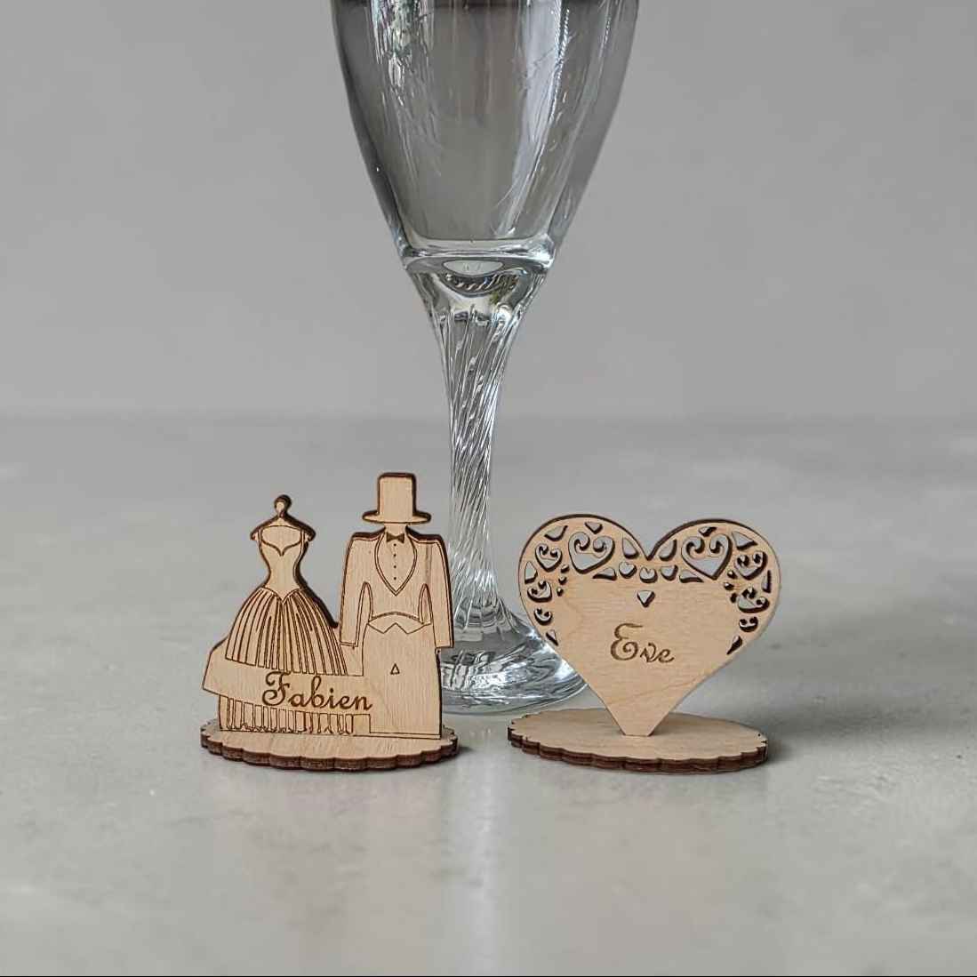 marque place mariage en bois personnalisé avec couple et coeur