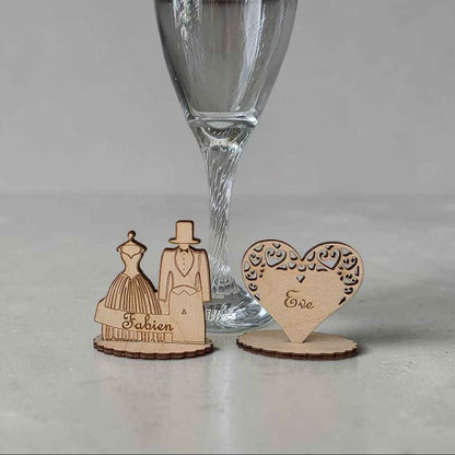 marque place mariage en bois personnalisé avec couple et coeur